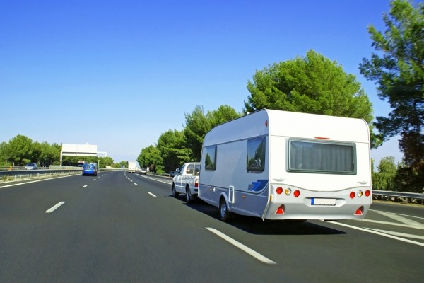 Caravane tracter par une voiture | Actuauto.fr